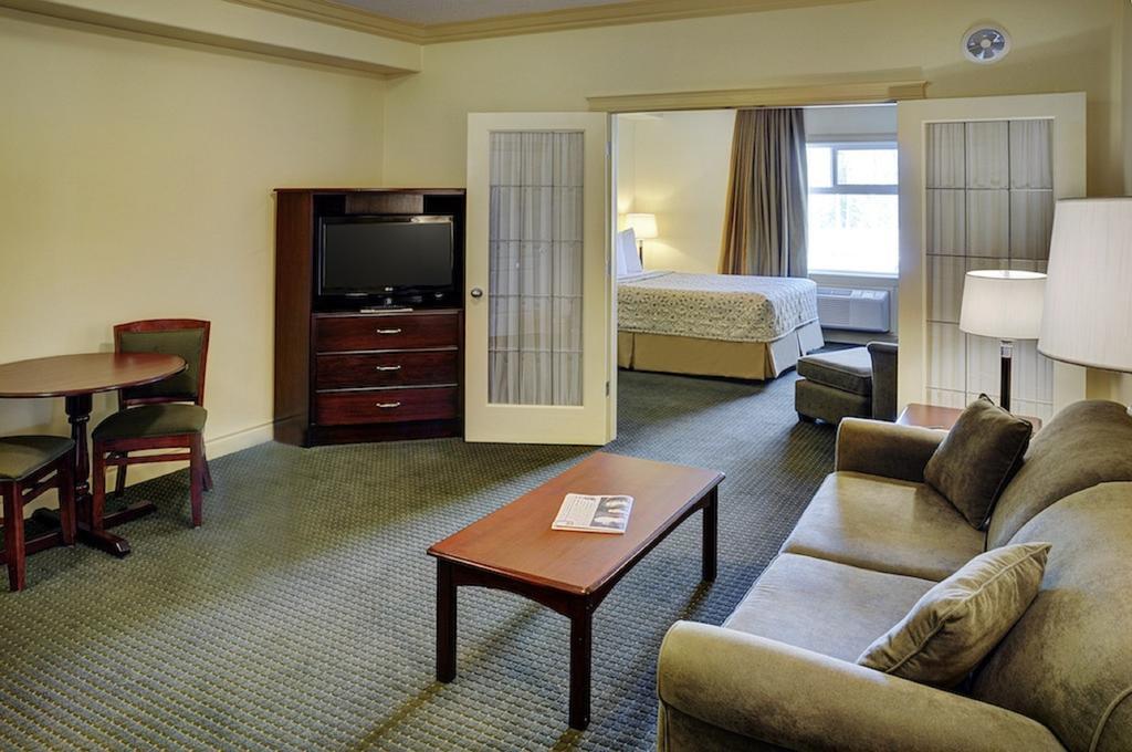 Chateau Nova Hotel Fort Mcmurray Ruang foto