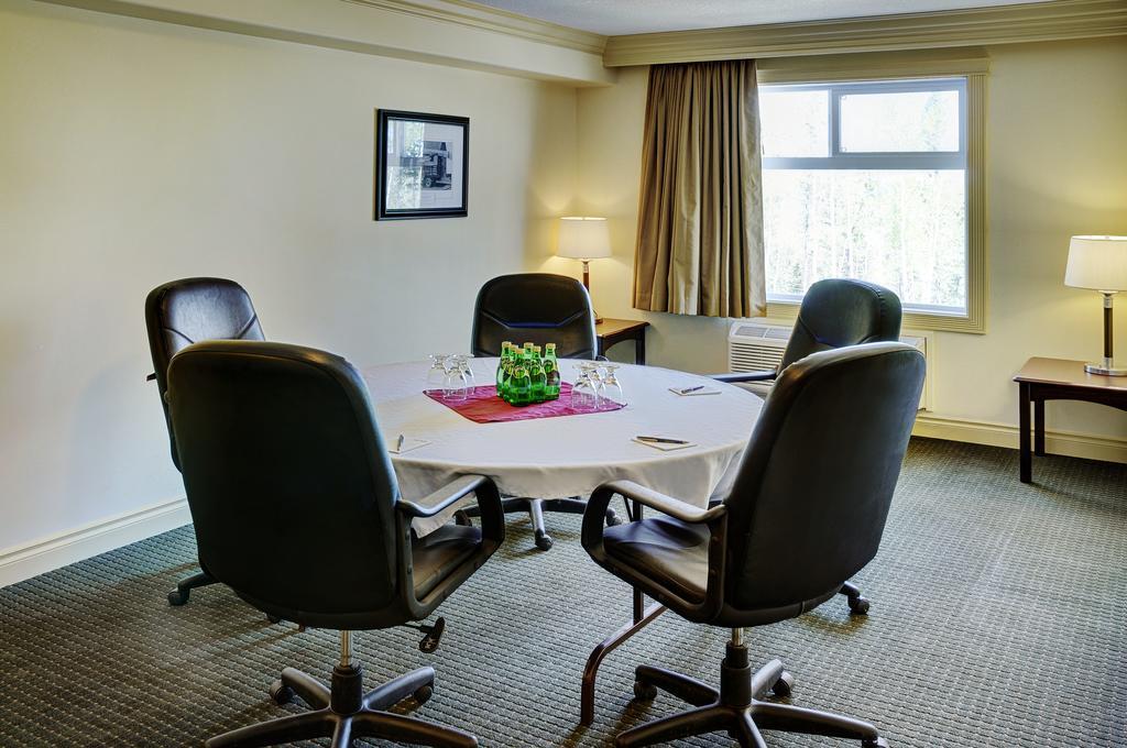Chateau Nova Hotel Fort Mcmurray Bagian luar foto