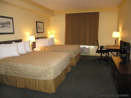 Chateau Nova Hotel Fort Mcmurray Ruang foto